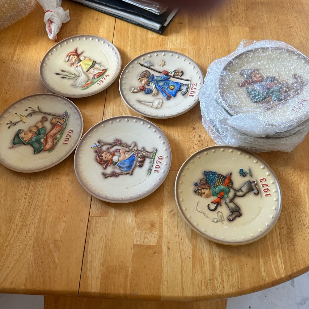 Goebel Decorative Plates Set - Cream and Multicolor